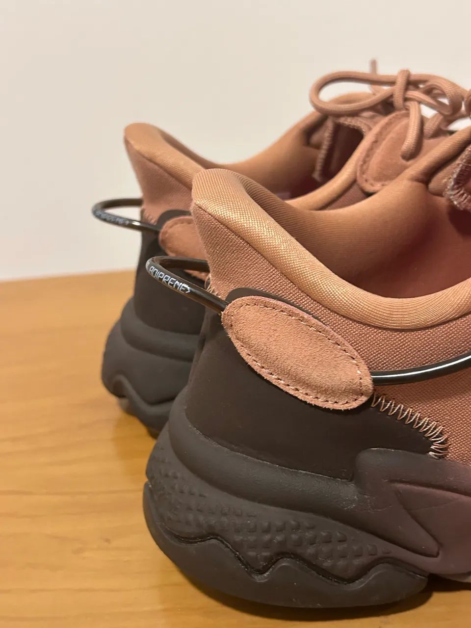 Tênis Adidas OZWEEGO ( tam 42 ) marrom - Foto 5
