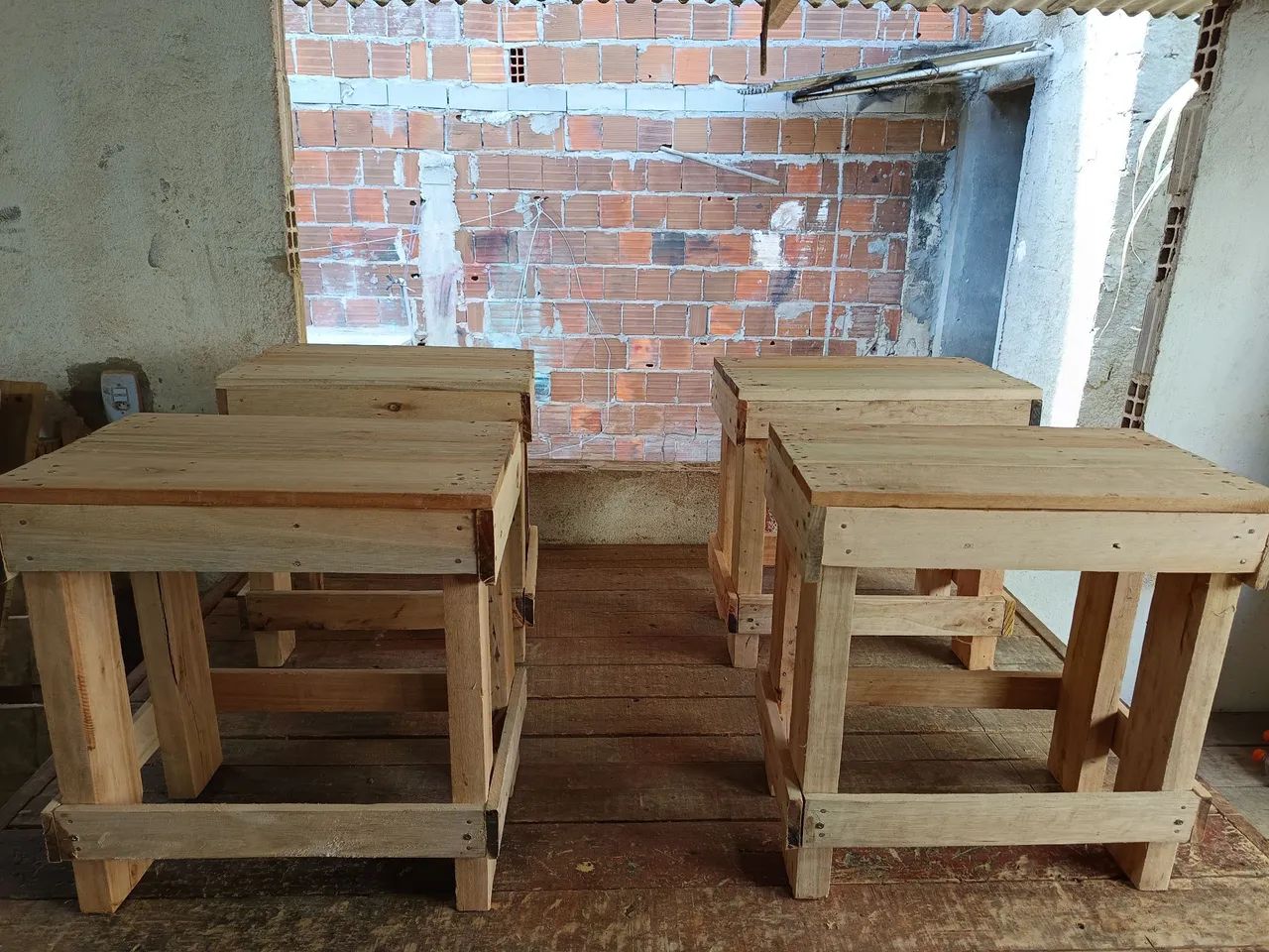 Mesa de pallet com quatro bancos - Foto 3