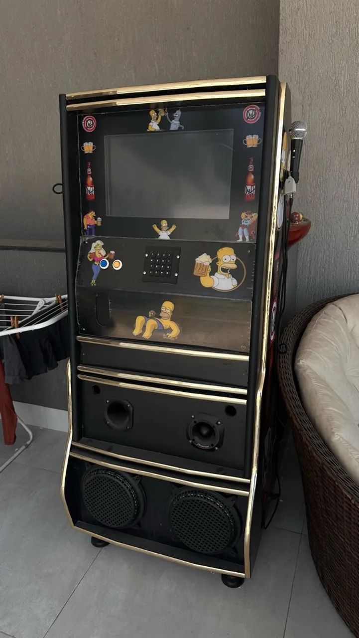 Máquina de música e karaokê 