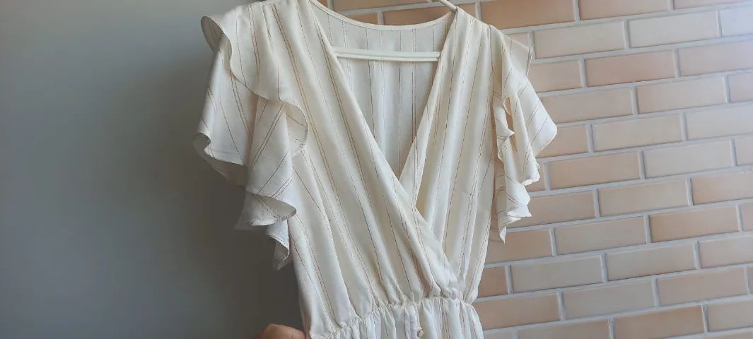 Vestido branco com detalhes dourados - Foto 3