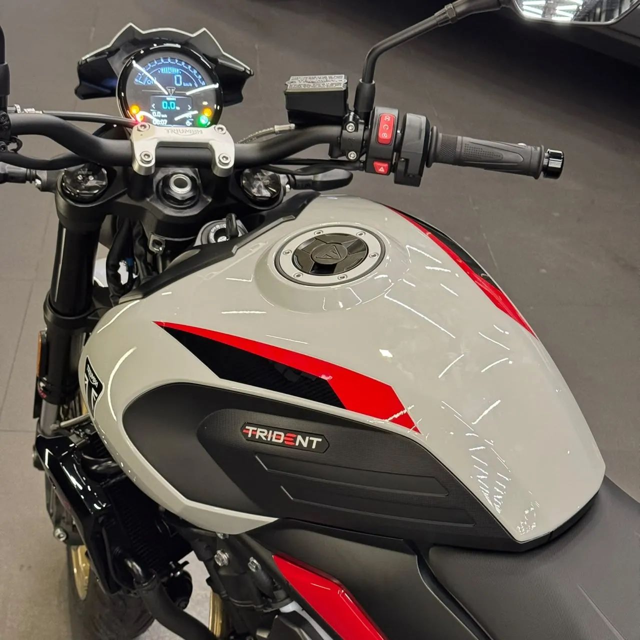 Triumph TRIDENT 800 - Foto 4