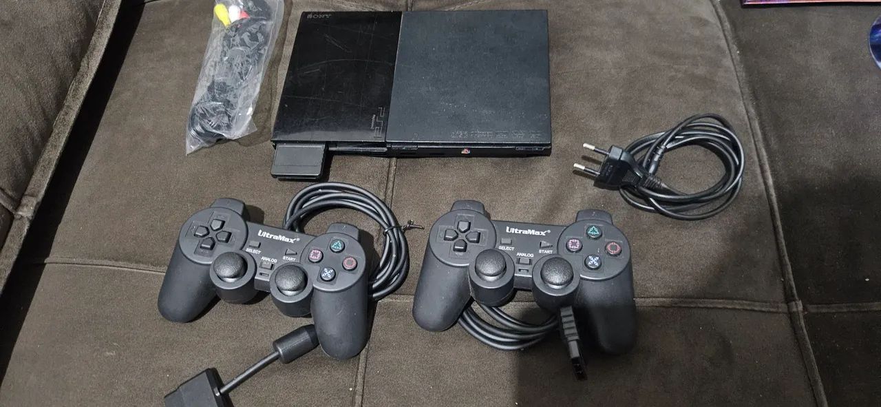 Vendo Playstation 2, funcionando perfeitamente. Com 2 controles e jogos. - Foto 2