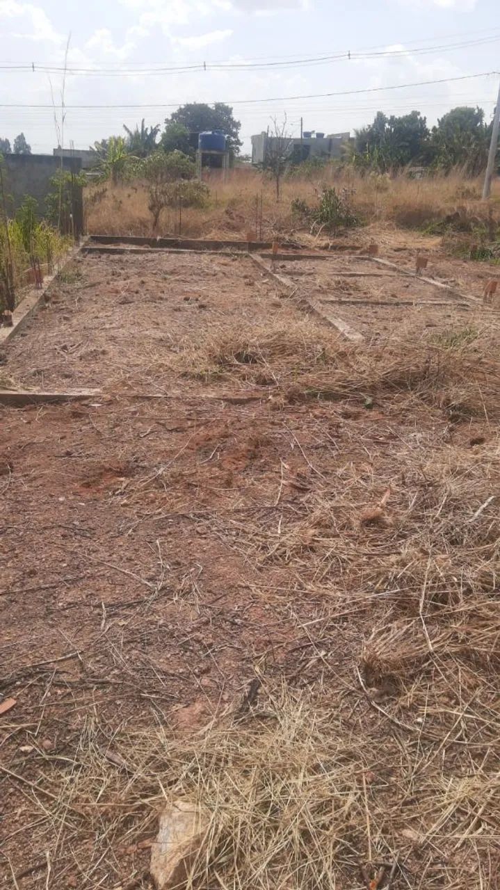 Vende-se terreno já com base para casa e muro 