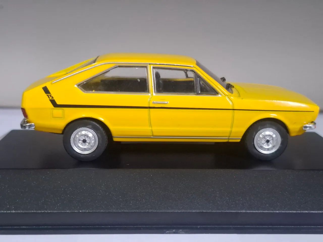 Miniatura VW Passat TS (1976) 1:43 - Foto 4