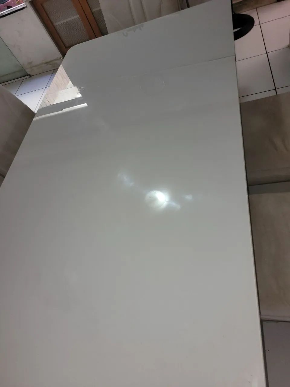 Vendo mesa com tampão de vidro de 6 cadeiras.