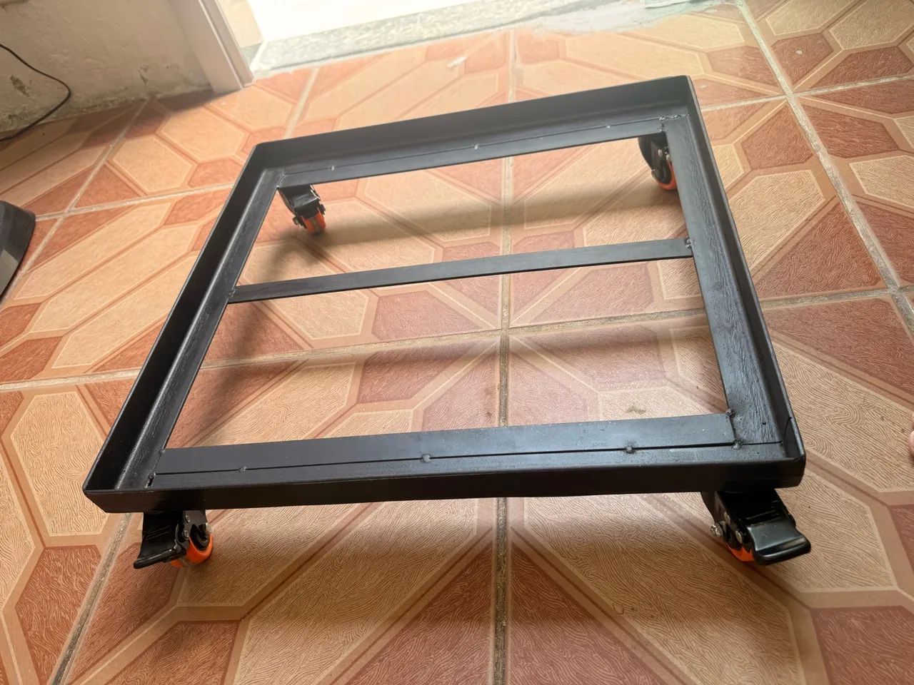 Suporte móvel feito com cantoneira e rodas - Foto 2