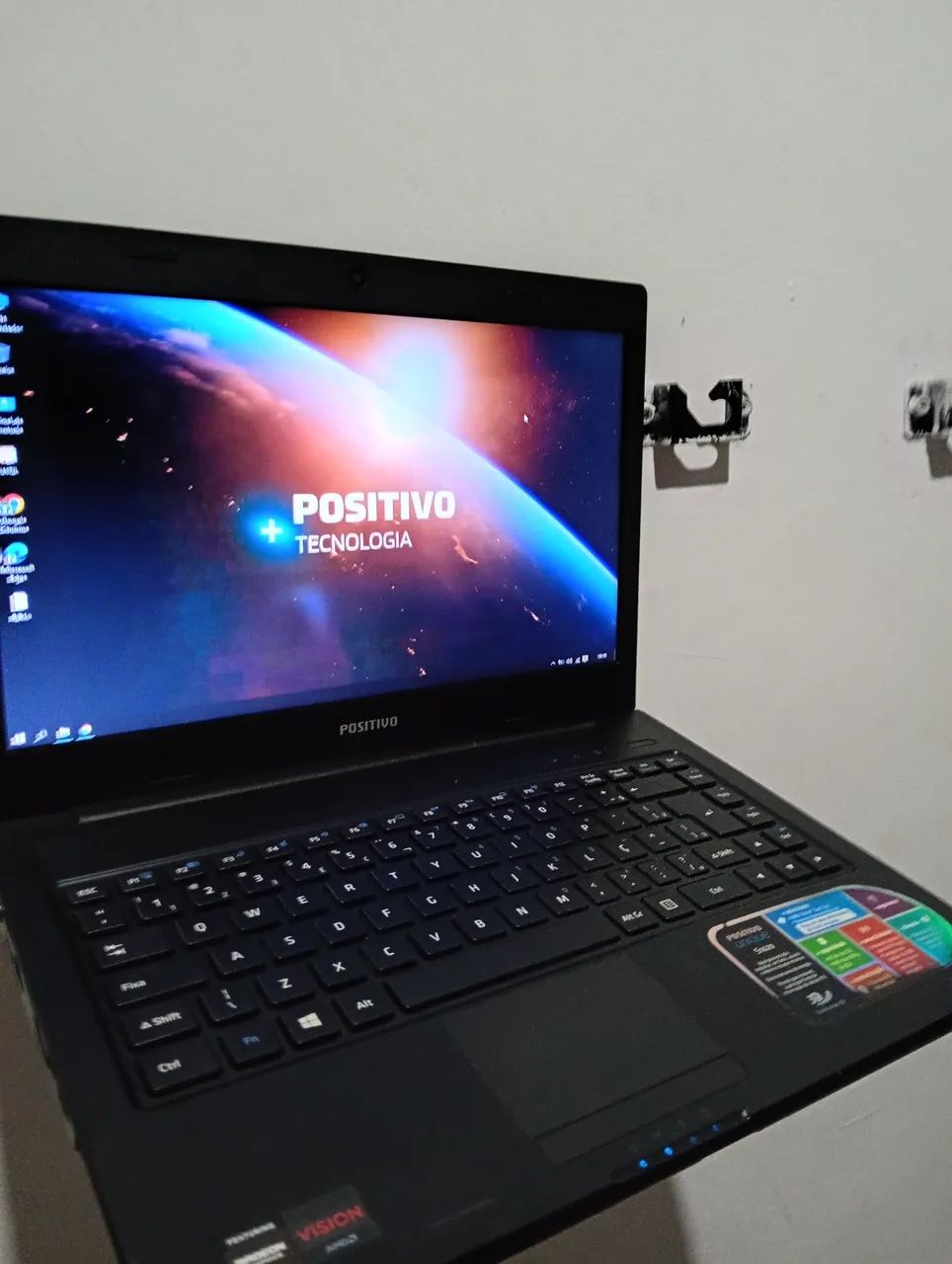 Notebook POSITIVO. AMD dual Core. 8 GB de memória. HD de 500Gb. Funcionando perfeitamente.