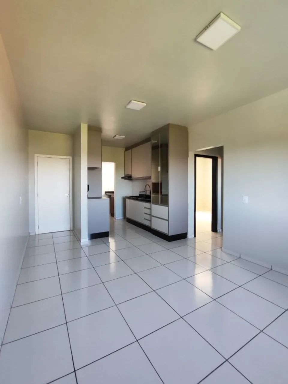 APTO COM 2 QUARTOS SALA, COZINHA E LAVANDERIA COM MOVEIS PLANEJADOS, 1 VAGA COBERTA - Foto 3