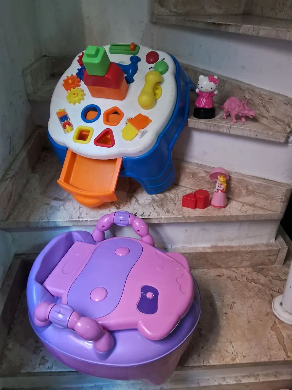 Troninho com brinquedos  - Foto 2