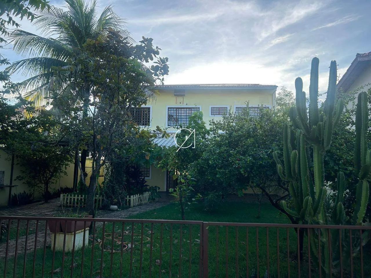 VENDE-SE SOBRADO COM TRÊS QUARTOS NA 508 NORTE