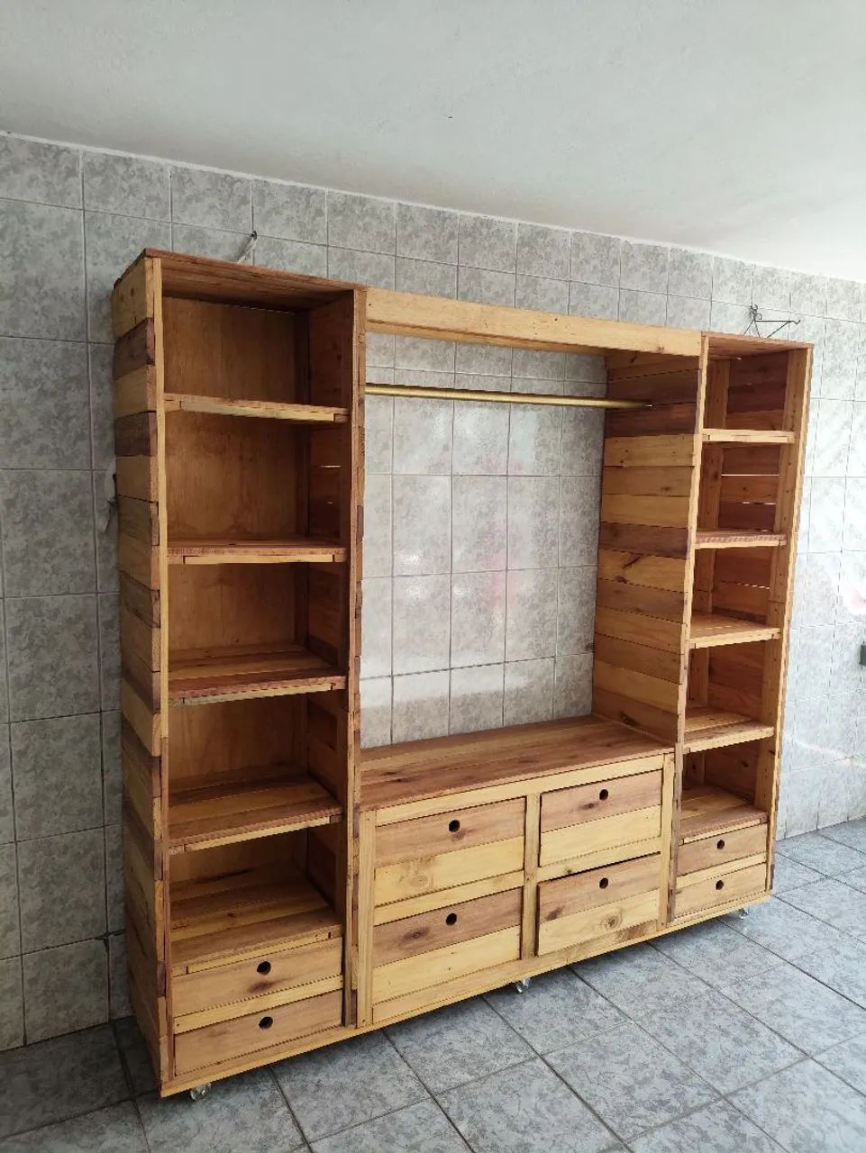 Guarda roupa de pallet com arara - Foto 3