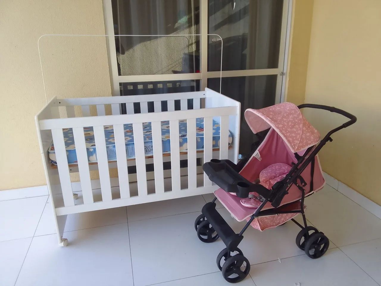 Berço e carrinho de bebê 