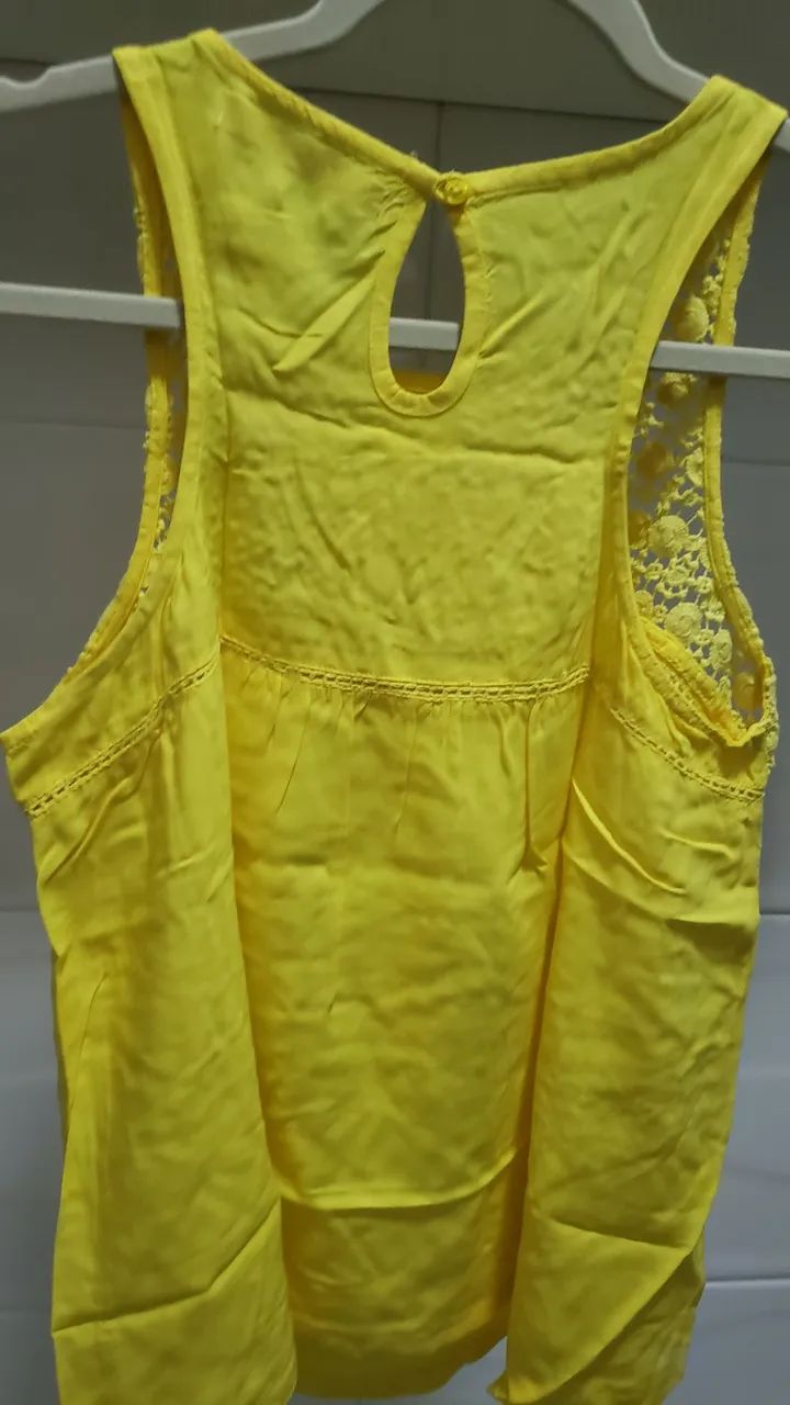 Duas blusas com  detalhe em crochê  - Foto 2