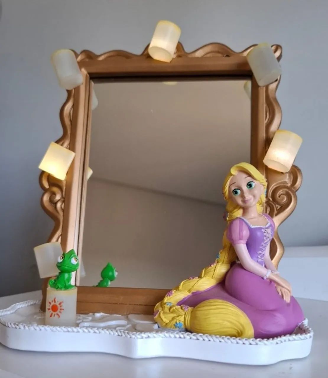 Espelho com miniatura Rapunzel e Pascal acende a luz
