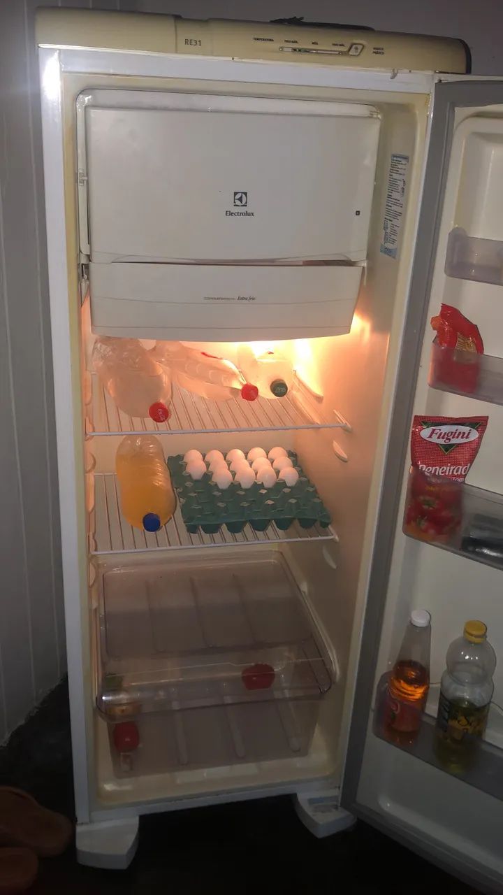 vende se uma geladeira pequena  - Foto 2