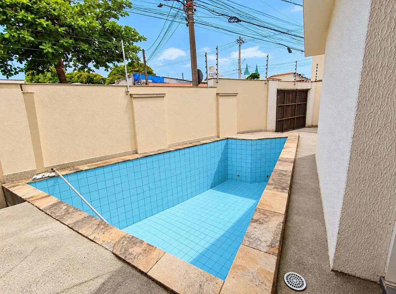 Casa Térrea com Piscina Centro - Jacareí - 3 Dormitórios - 149m².
