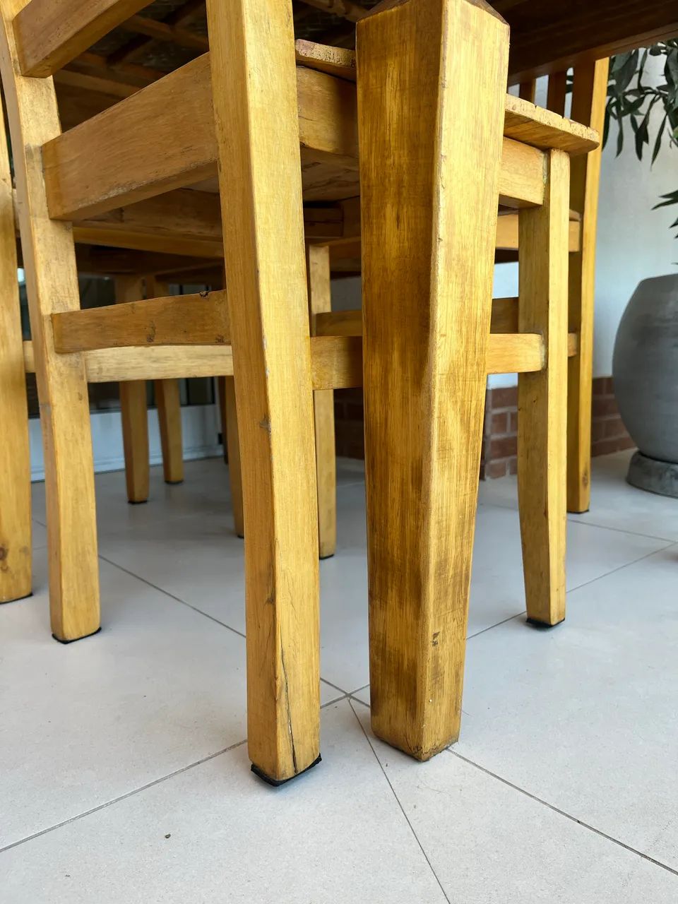 Mesa de jantar e 4 cadeiras | madeira maciça e porcelanato | rústica  - Foto 4