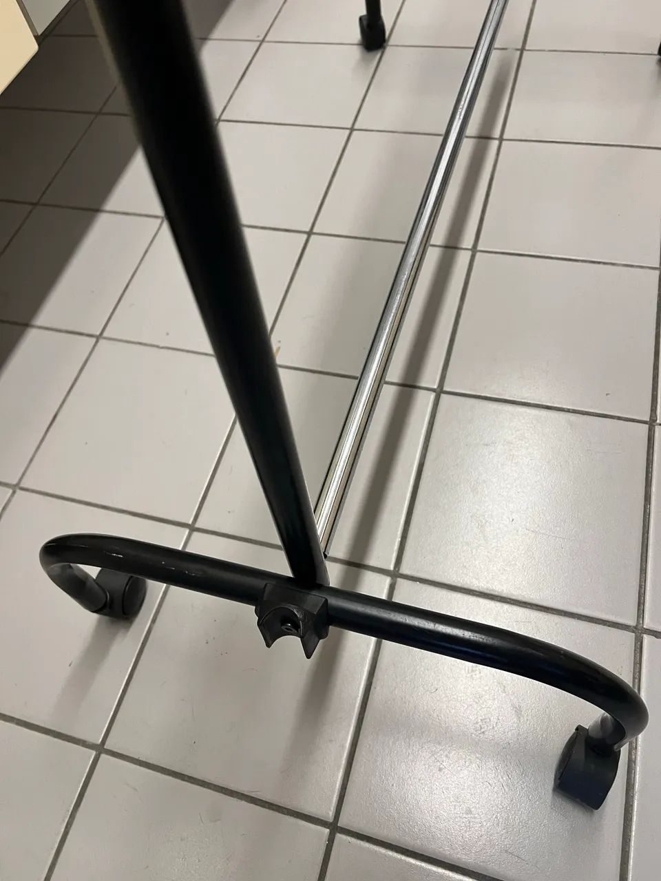Arara simples para roupa 60 cm com rodízios  - Foto 4