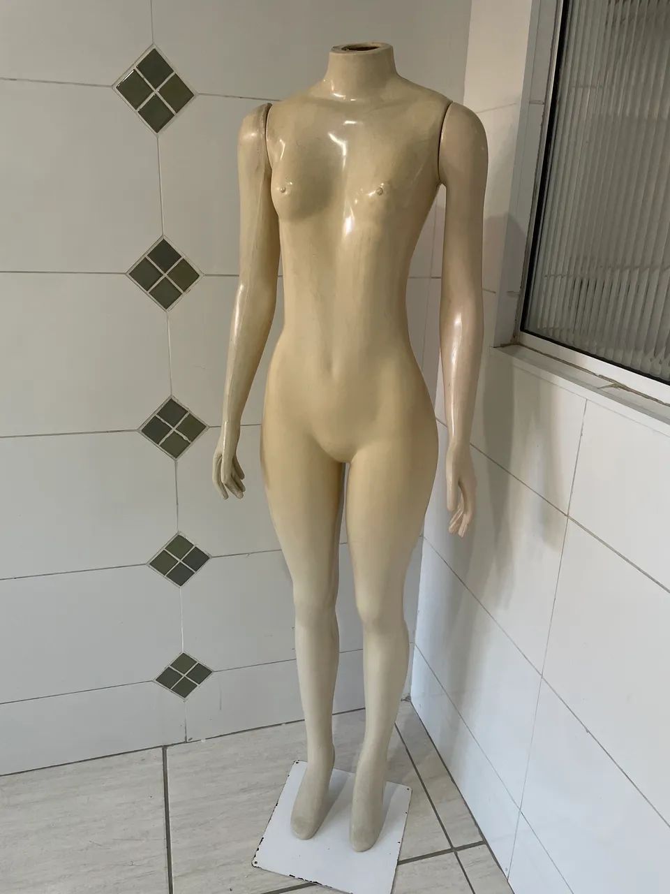 Manequim feminino com suporte 