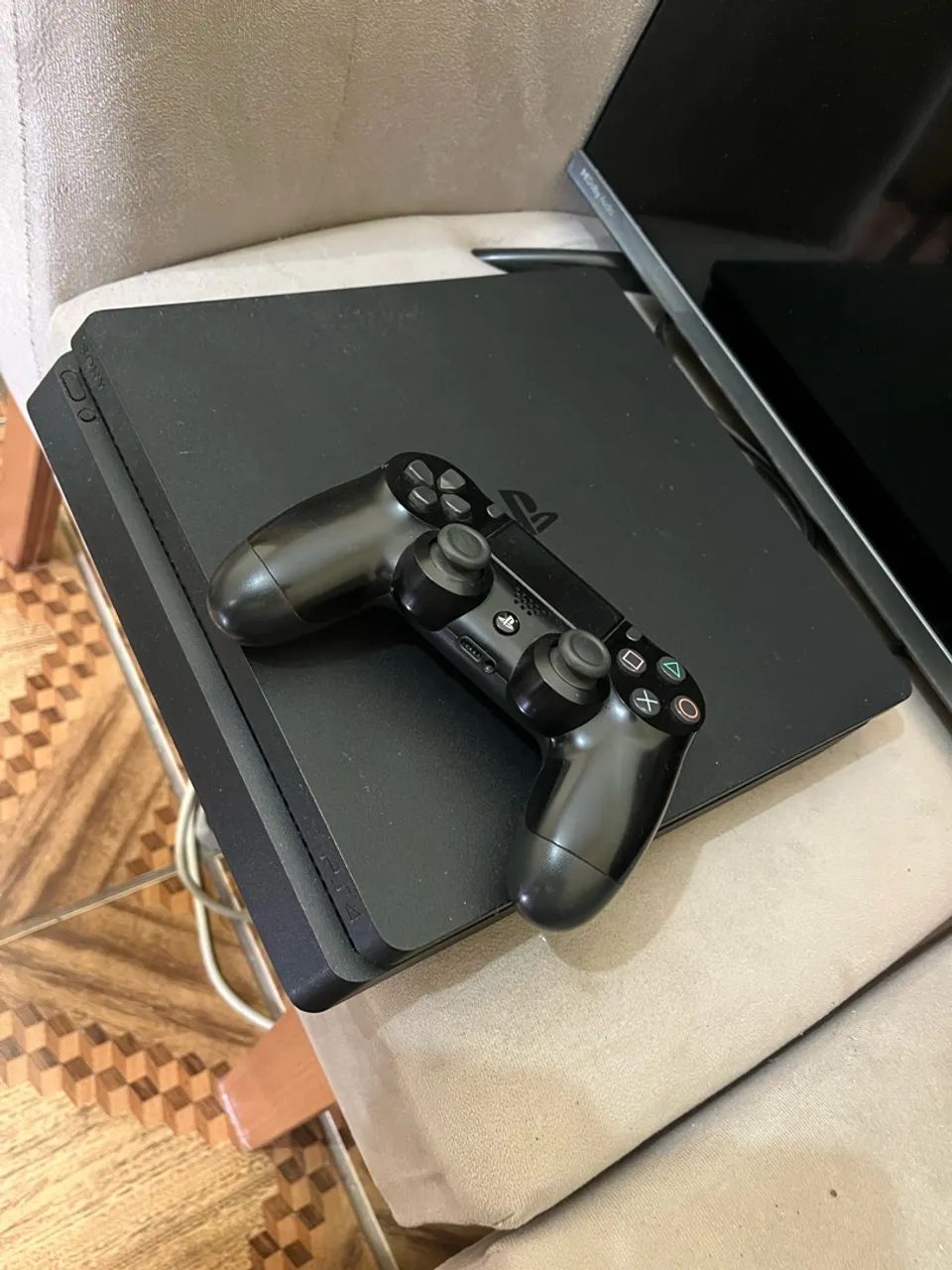 PS4 1TB + 2 JOGOS DIGITAL  - Foto 3