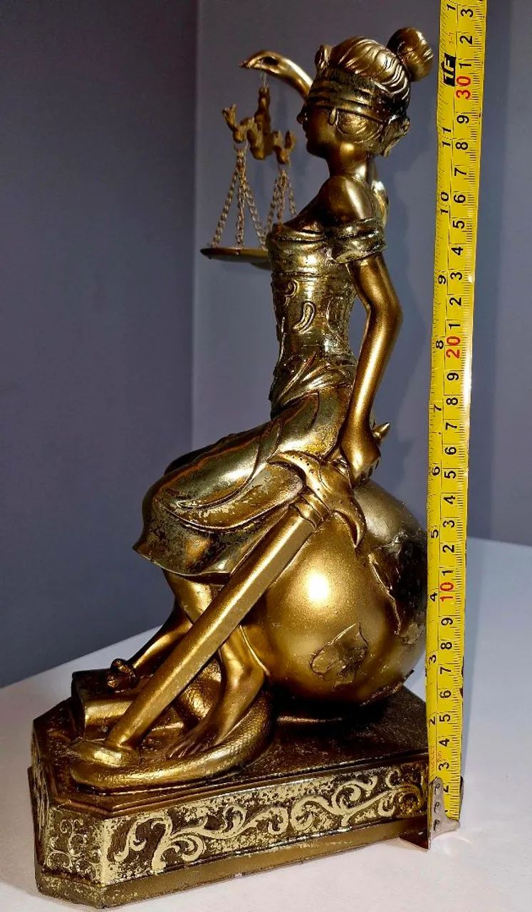 Estátua Themis Deusa da Justiça Dourada 32cm - Foto 4