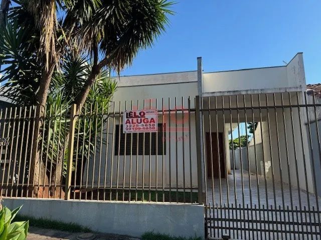 Casa para alugar no Jardim Piatã em Maringá, com 2 quartos e 2 vagas de garagem