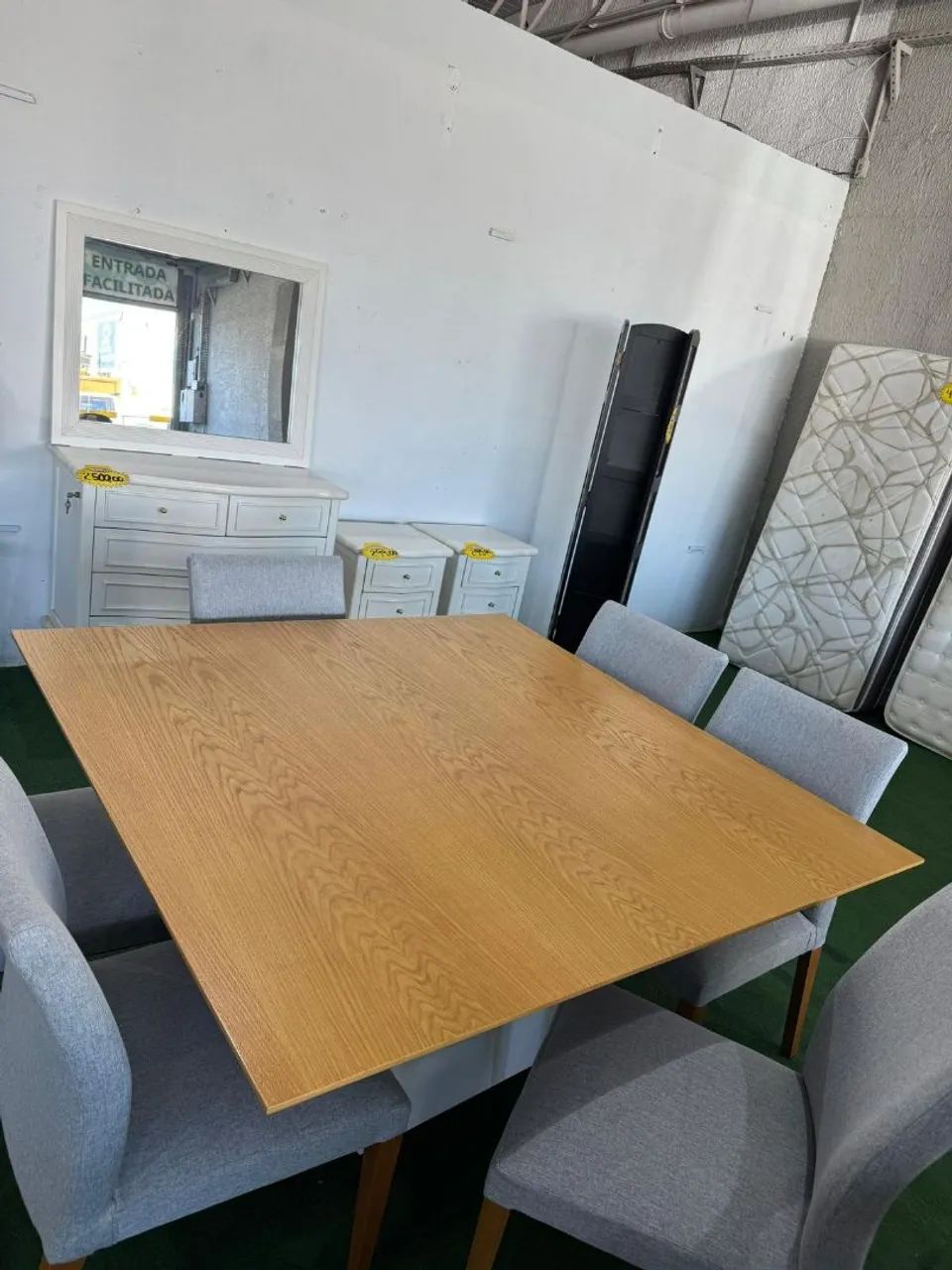 Mesa quadrada de madeira com 6 cadeiras - Foto 3