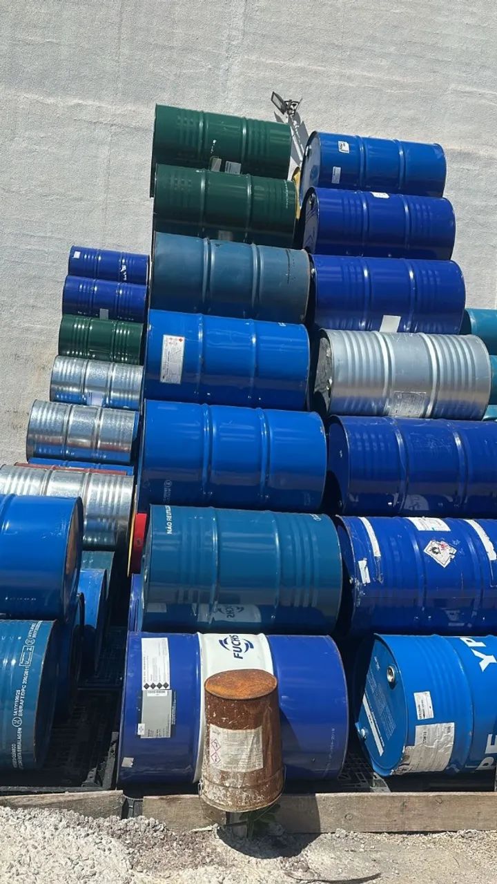 Tambor de latão vazio usado, capacidade 200 litros, continham óleo lubrificante