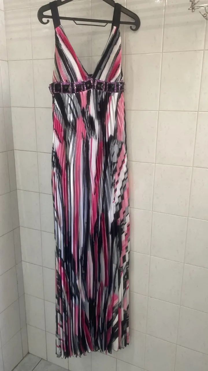 VESTIDO LONGO DE FESTA DRAPEADO E COM PEDRARIA - Foto 2