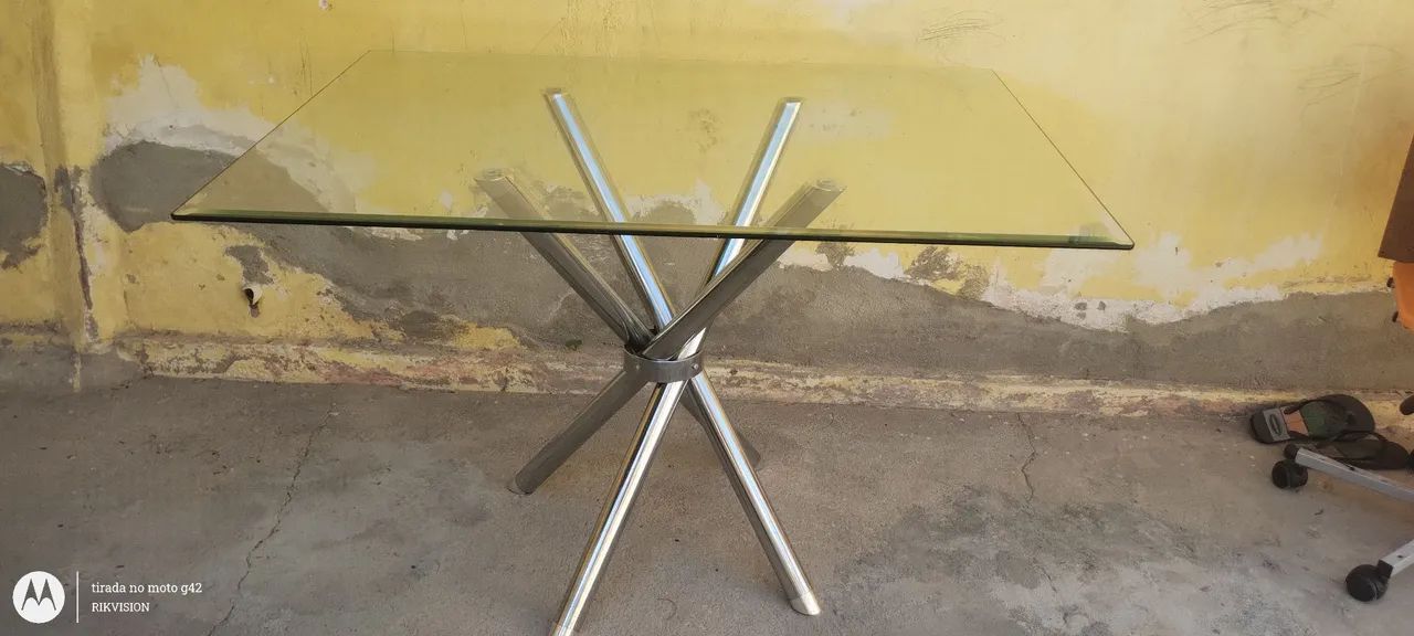 vendo linda mesa de vidro com 4 cadeiras 