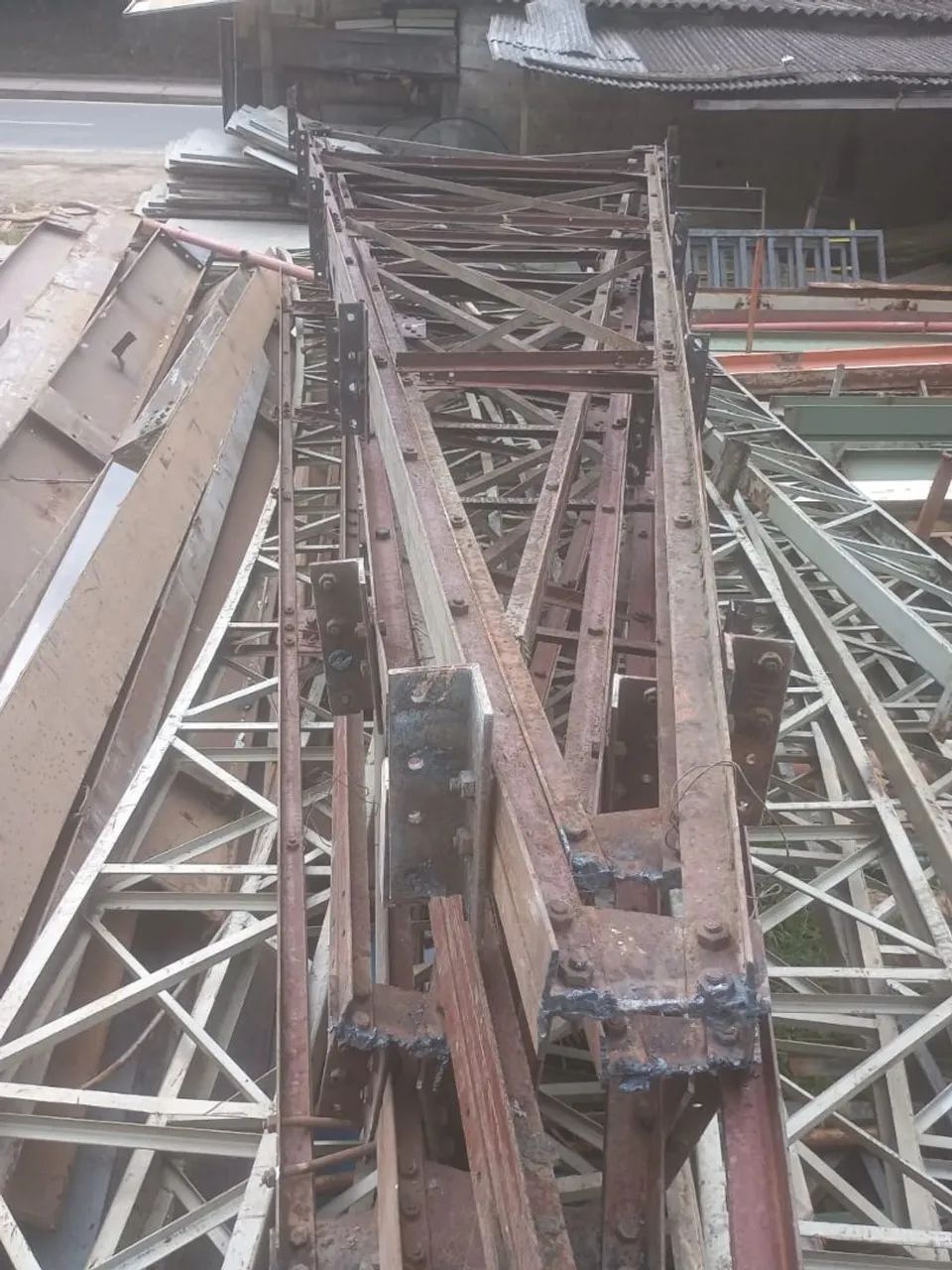 Estrutura metálica usada para galpão 