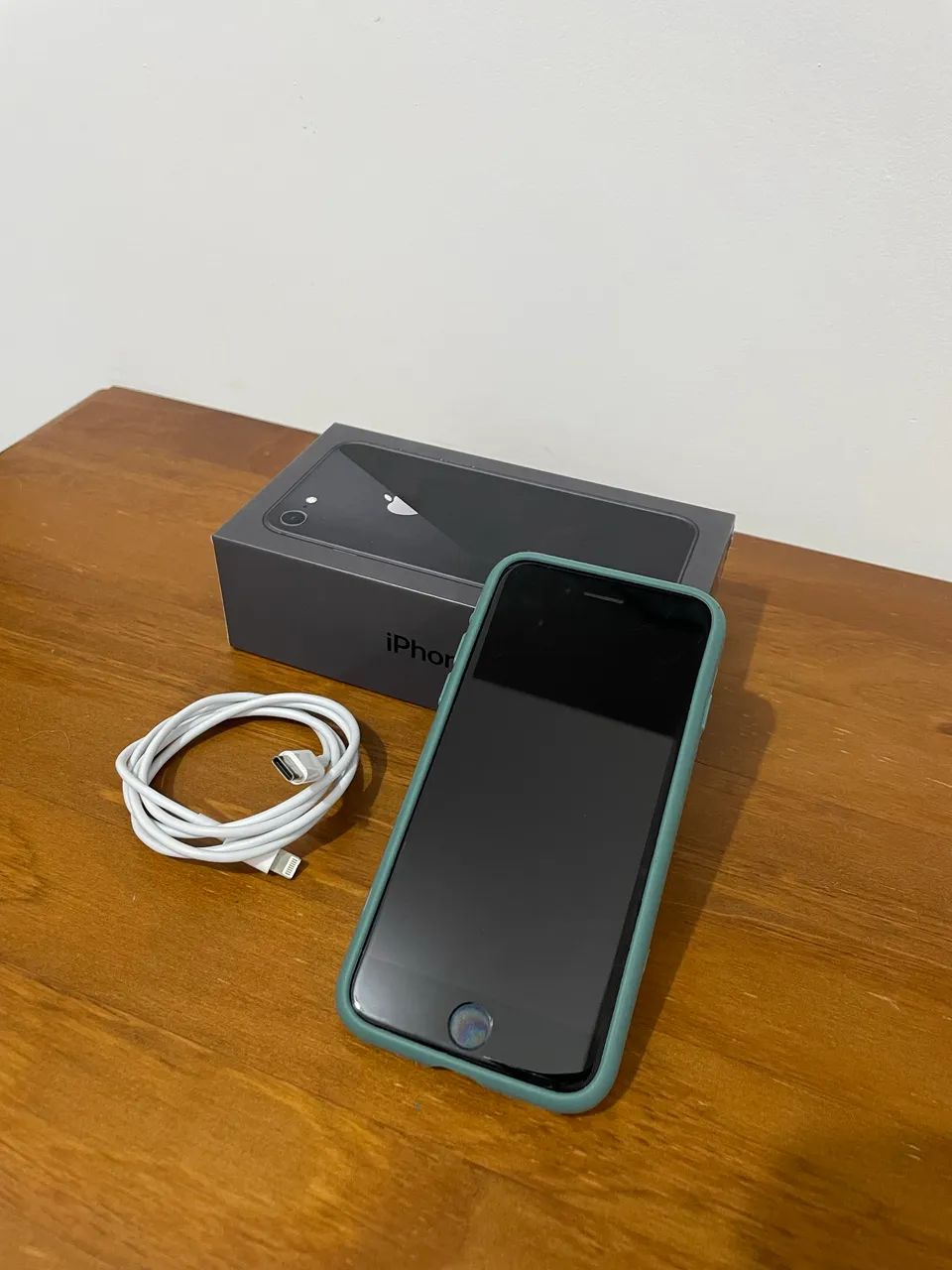 iPhone 8 - 64gb - com caixa - único dono - Celulares e Smartphones