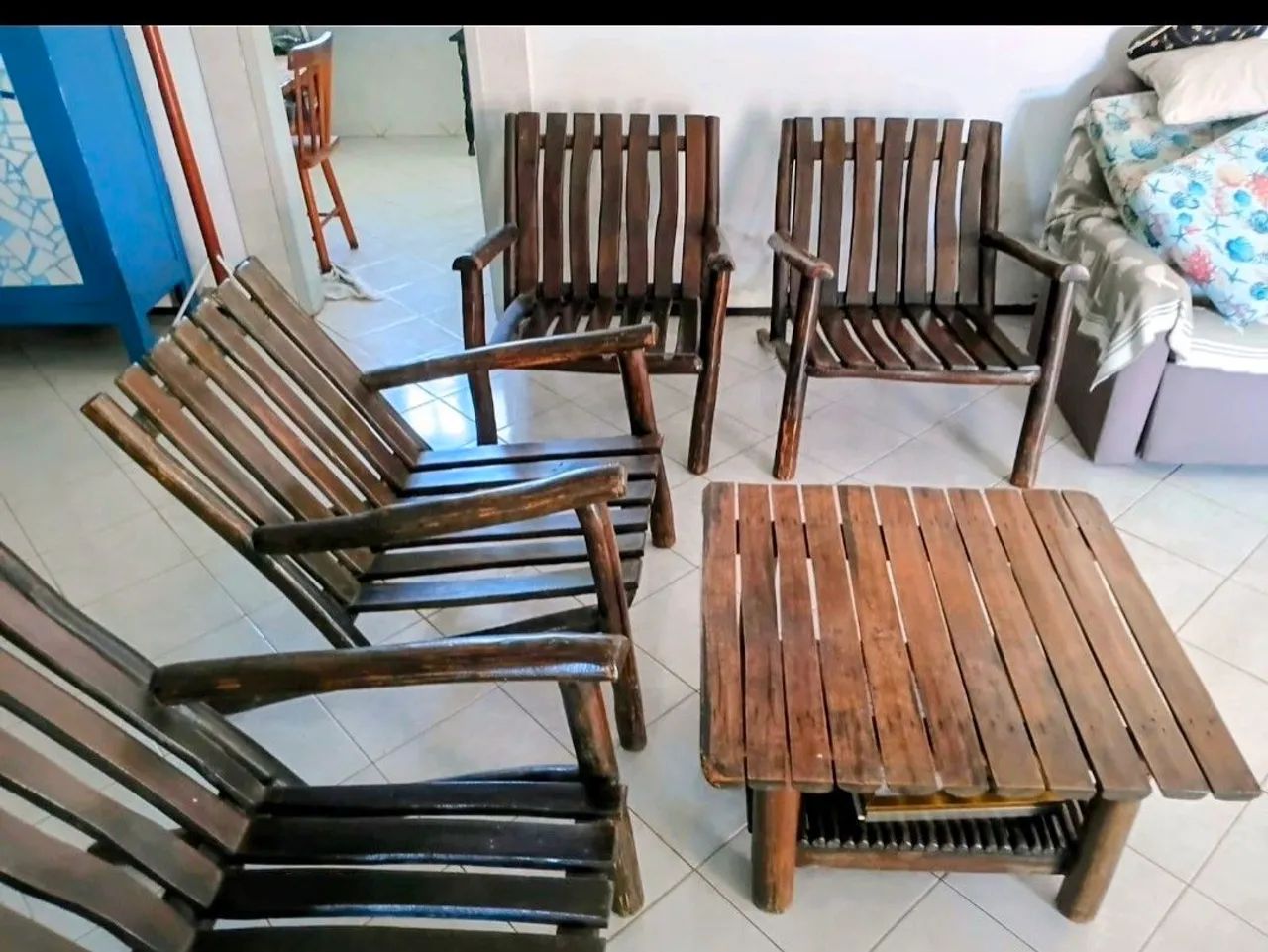 Conjunto de 4 cadeiras e mesa de centro em madeora de demolição 