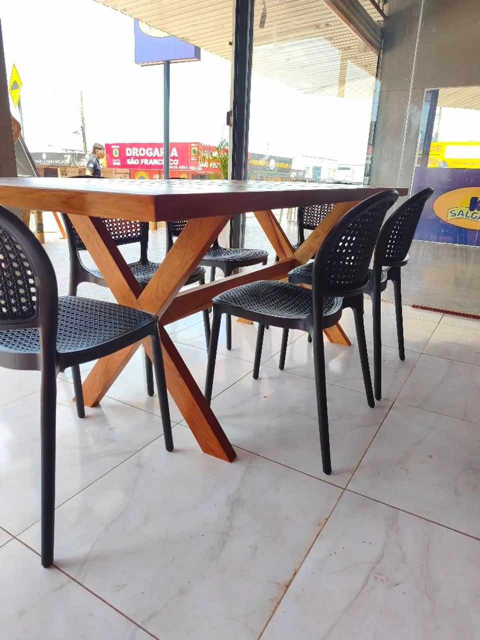 Kit mesa de madeira com cadeira plástico resistente! - Foto 3