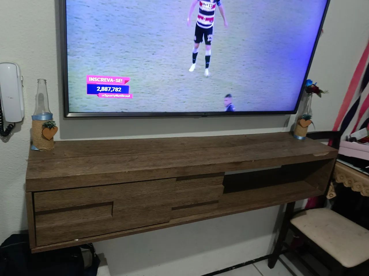 Televisão 50 polegadas junto com rack suspenso  - Foto 5