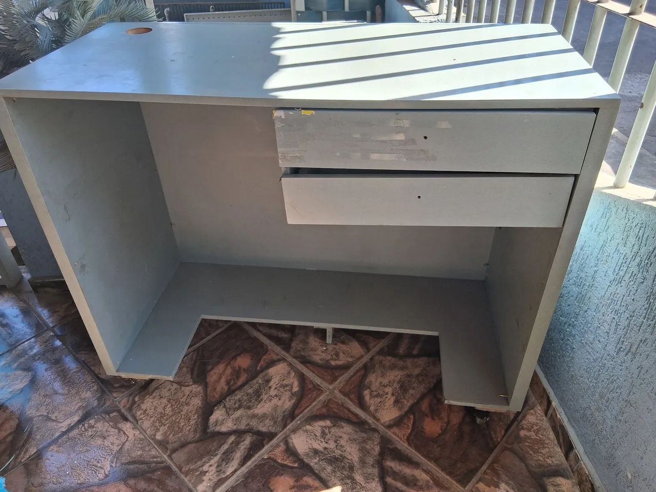 Mesa balcão para computador  de MDF com duas gavetas  - Foto 2