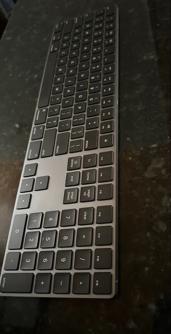 Apple Magic Keyboard A1843 com Teclado Numérico  - Foto 2