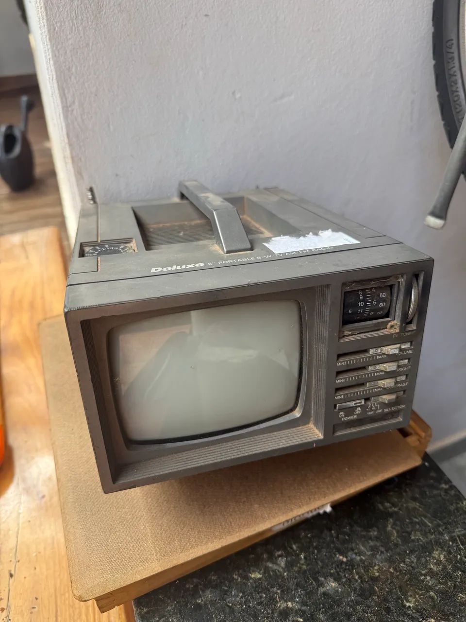 Tv pequena deluxe retrô antiga ( sem teste )