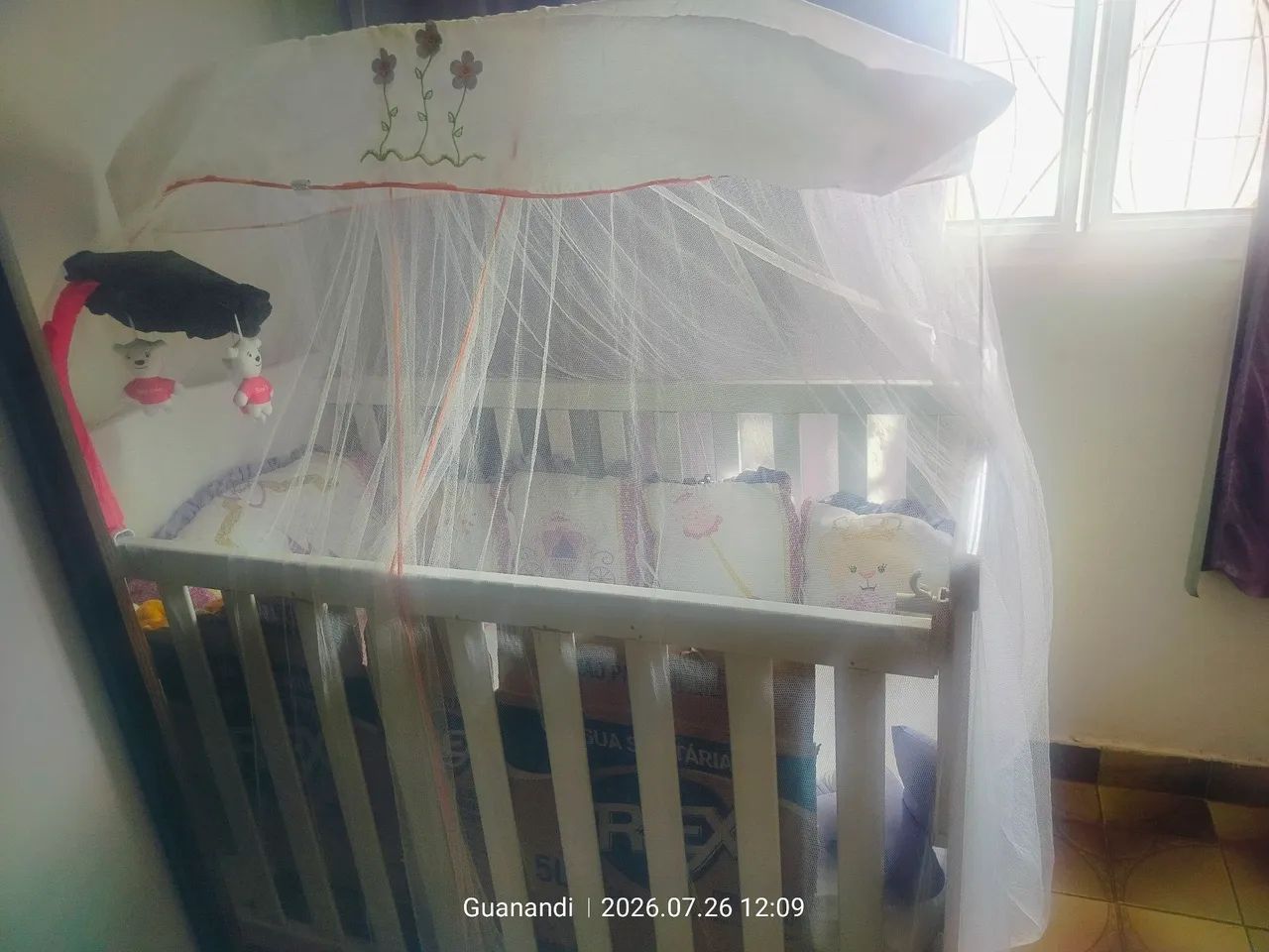 Berço infantil madeira com rodinhas  - Foto 6