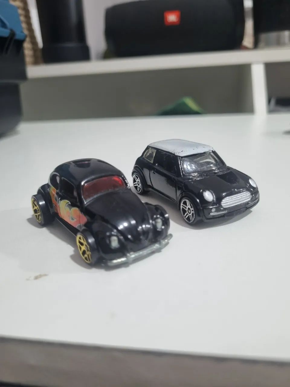  2 Carrinhos Miniaturas Hot Wheels - Fusca VW Bug 2006 E Mini Cooper - Foto 4