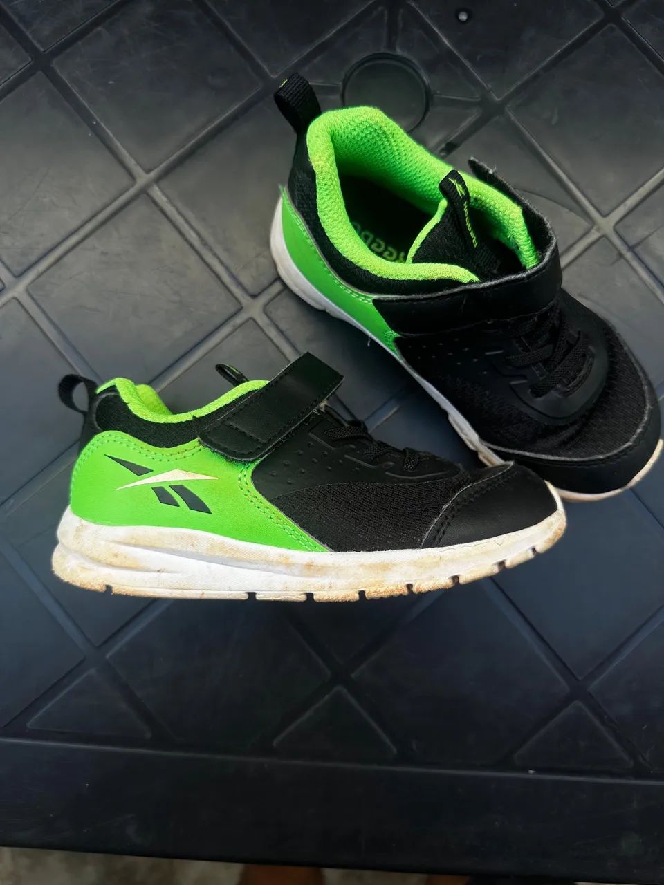 Tênis infantil rebook preto com verde neon 