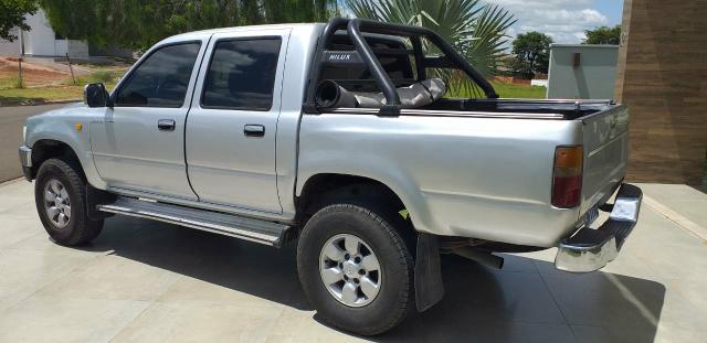 Toyota Hilux 3.0 4x4 SRV diesel 2002 aceito troca - Foto 2