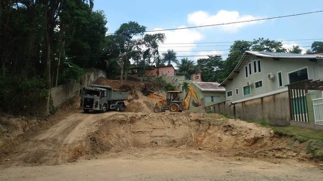 Aluguel e serviço de retroescavadeira e escavadeira e caminhão - Foto 3