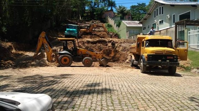 Aluguel e serviço de retroescavadeira e escavadeira e caminhão - Foto 6