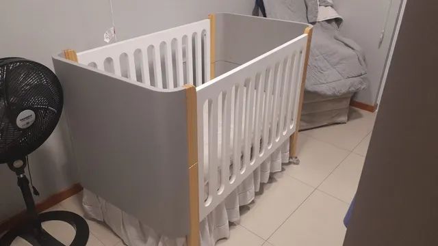 Berço Modelo BO Modular Cinza com Branco e Madeira
