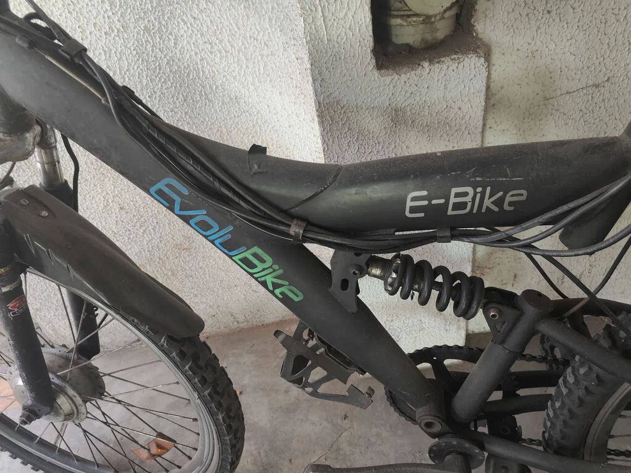 Bicicleta Elétrica EvoluBike  Preta com.modulo novo e bateria frog com problema  - Foto 2