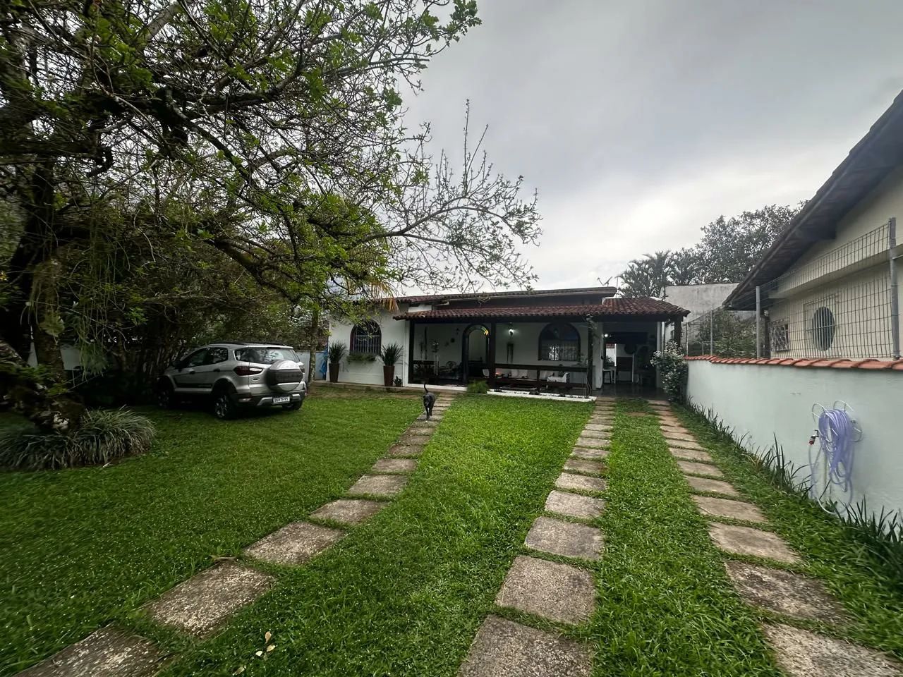 CASA COM OTIMO QUINTAL A VENDA EM MURIQUI 