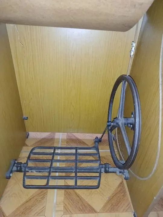 Máquina de Costura Elgin Completa com Gabinete Fechado Anos 2000 - Foto 3