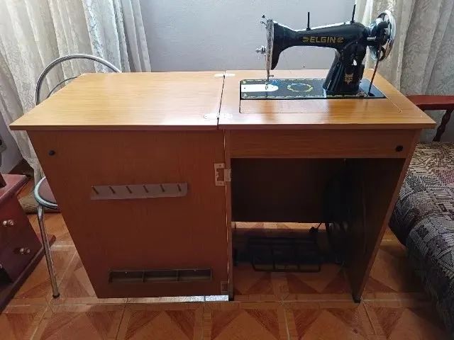 Máquina de Costura Elgin Completa com Gabinete Fechado Anos 2000 - Foto 2