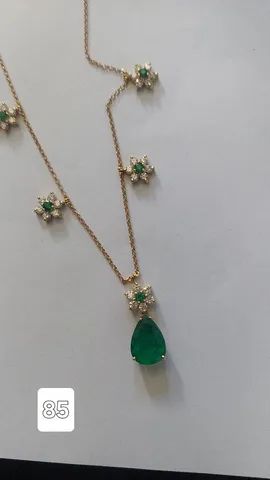Colar ouro com divisão de brilhantes esmeralda gota
